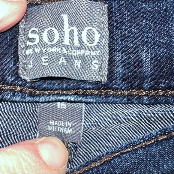 New York & Company Blue Jean Shorts with Cuffed Hem and Relaxed Fit - Picture 4 of 5